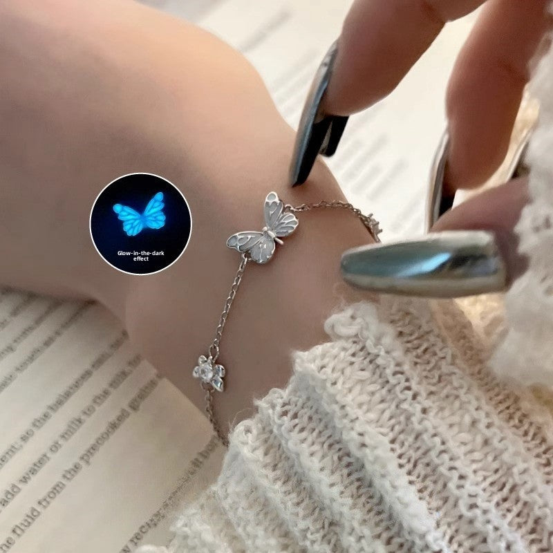 𝐓𝐡𝐞 "𝐌𝐢𝐝𝐧𝐢𝐠𝐡𝐭 𝐌𝐨𝐧𝐚𝐫𝐜𝐡" 𝐋𝐮𝐦𝐢𝐧𝐨𝐮𝐬 𝐏𝐞𝐧𝐝𝐚𝐧𝐭